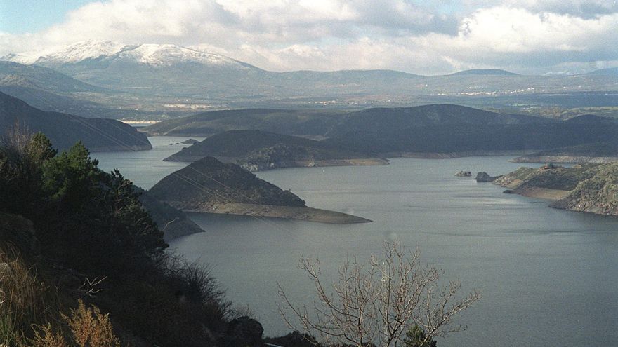La presa madrileña de El Atazar desembalsa por arriba por primera vez desde 1991