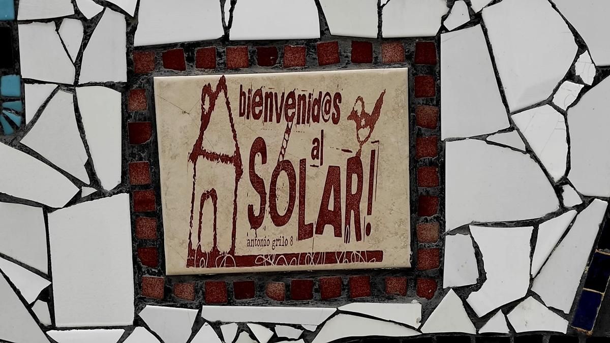 Detalle del trencadís vecinal del solar, emblema del espacio