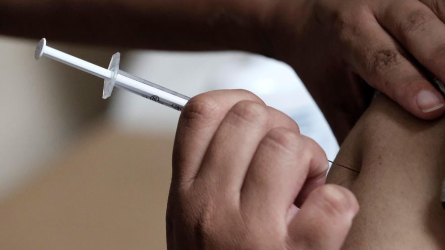 Fotografía de archivo del personal del Seguro Social mientras aplica una dosis de la vacuna contra el coronavirus en San José (Costa Rica). EFE/ Jeffrey Arguedas/Archivo