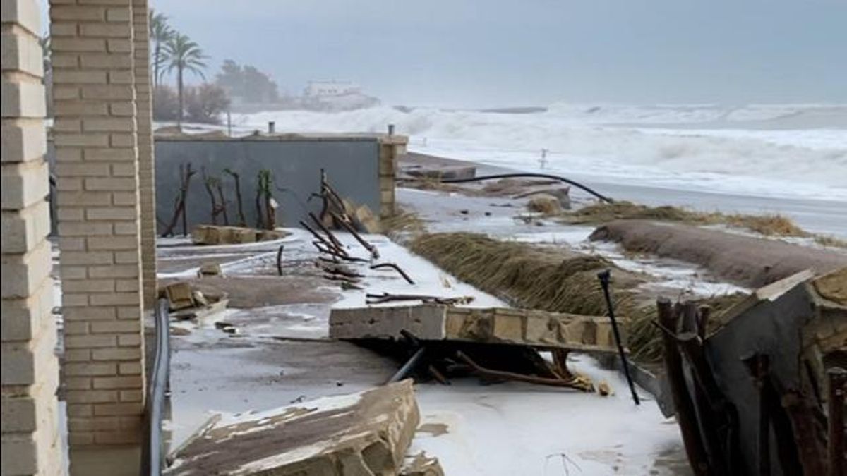 Efectos del temporal 'Harry' en las playas del norte de Sagunto.
