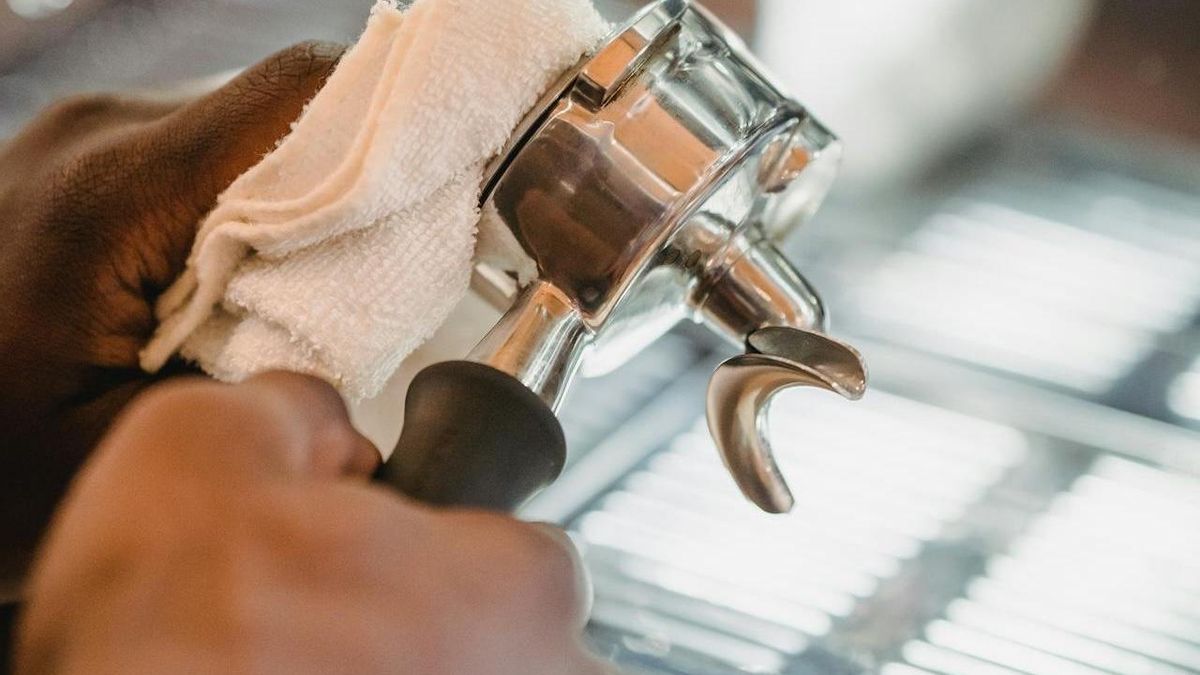 El barista Amilka Lee explica por qué es importante limpiar la cafetera y cómo hacerlo: "En mi casa uso vinagre blanco"