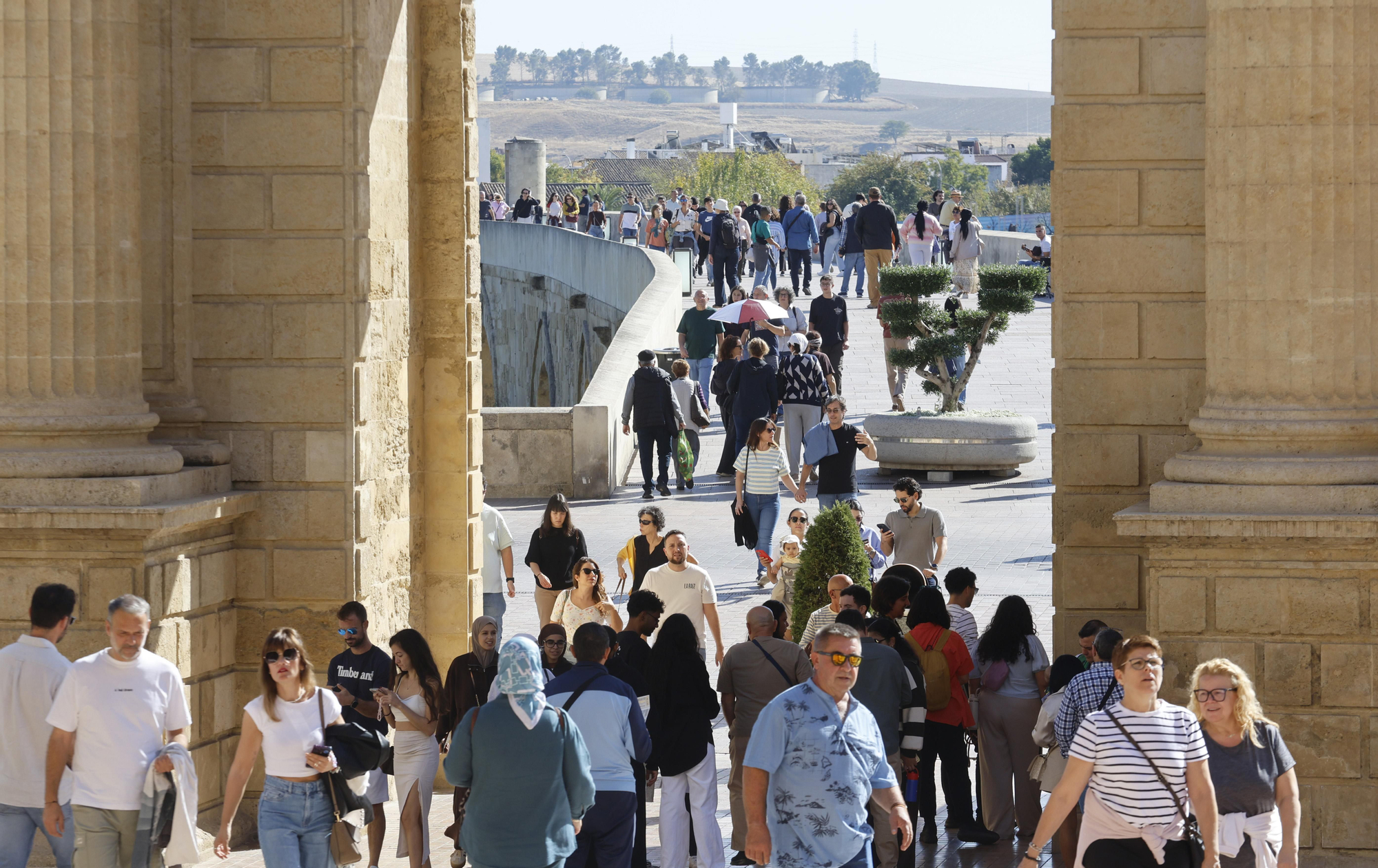 Turistas en el puente de los Santos en Córdoba sin trenes con Madrid