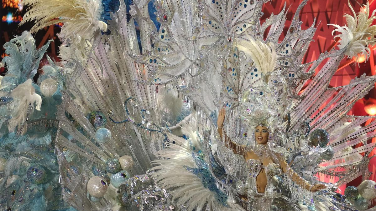 La candidata Anyara Rodríguez Tavío con la fantasía 'La flor', diseñada por Aythami Rodríguez Tavío.