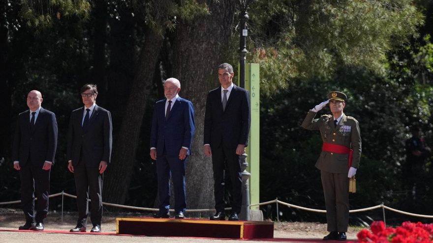 El presidente del Gobierno de España Pedro Sánchez, el president de la Generalitat de Catalunya, Salvador Illa, y el presidente de Brasil, Luiz Inácio Lula da Silva, durante la celebración de la I Cumbre España-Brasil, a 17 de abril de 2026, en Barcelona, Catalunya. David Zorrakino / Europa Press