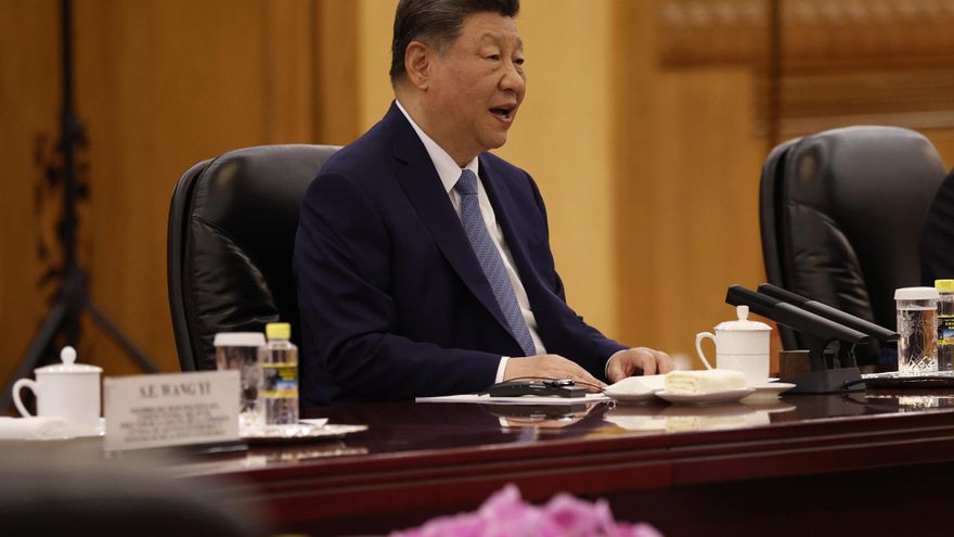 El Presidente de China, Xi Jinping, asiste a una reunión con el Presidente del Gobierno de España, Pedro Sánchez (no fotografiado) en el Gran Salón del Pueblo en Pekín, China. EFE/EPA/Haruna Furuhashi / POOL