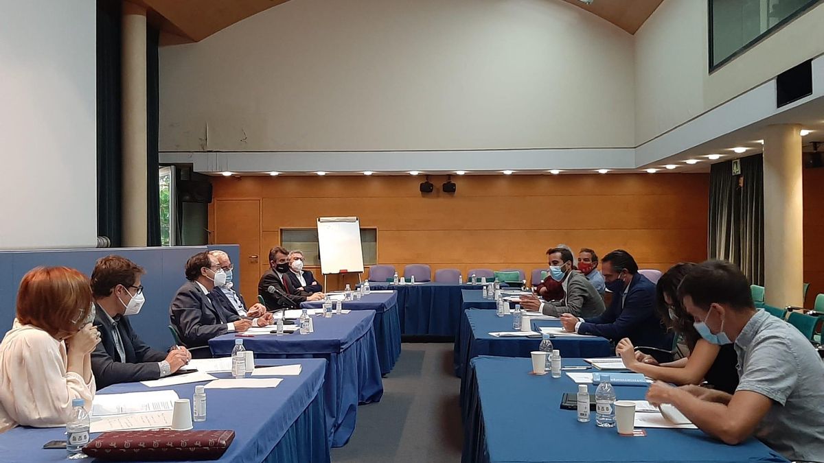 La comisión mixta Corts-Consell sobre financiación autonómica recibe el informe de los expertos.