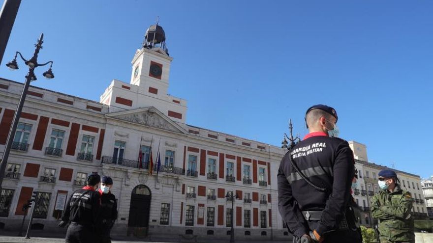 Militares y miembros de la Guardia Real vigilan este jueves la Puerta del Sol, en Madrid, durante la decimonovena jornada del estado de alarma decretada por el Gobierno para intentar frenar el avance del coronavirus.