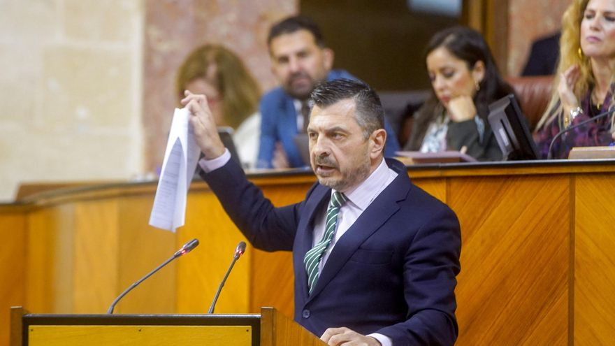 El portavoz del PP en el Parlamento andaluz, Toni Martín, muestra las enmiendas de PSOE y Por Andalucía.