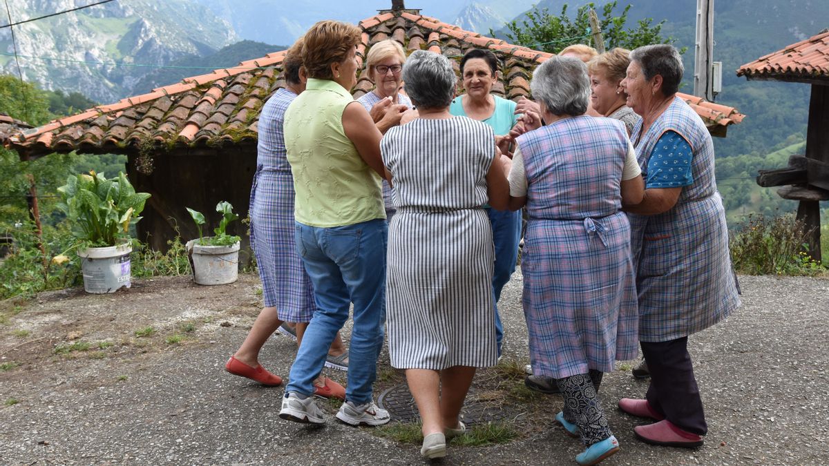 El pleno del Consejo del Patrimonio Cultural del Principado ha informado favorablemente a la declaración como BIC de la Danza en Asturias.