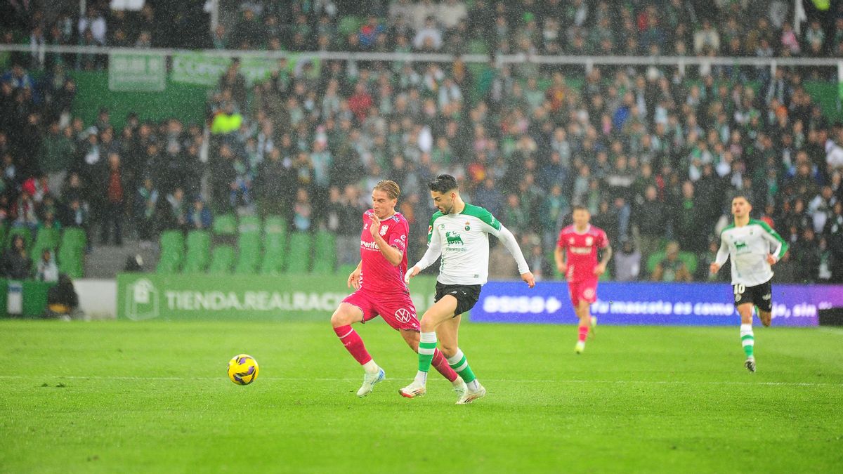 Cantero perseguido por Andrés Martín en el Racing de Santander-Tenerife