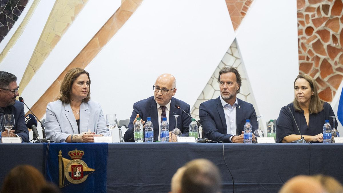 El presidente de Gran Canaria, Antonio Morales (c), en la firma de compraventa de la marina del Real Club Náutico de Gran Canaria.