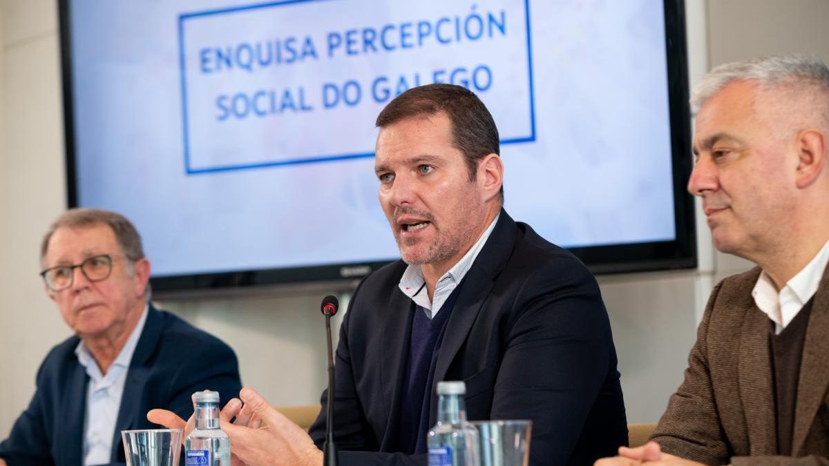 De izquierda a derecha, el coordinador de la renovación del Plan Xeral de Normalización Manuel González, el conselleiro de Cultura e Lingua, José López Campos, y el secretario general de Política Lingüística Valentín García