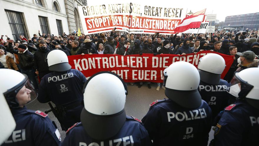 Policías ante una marcha en Viena este sábado contra las medidas contra el coronavirus.