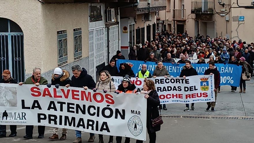 Manifestantes en las calles de Utrillas que reclaman mejores servicios sanitarios en el medio rural