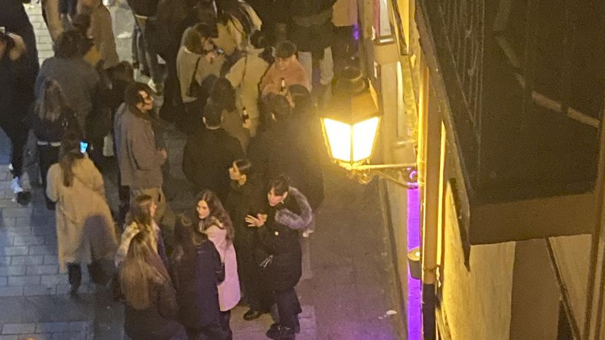 Denuncian botellones de madrugada "consentidos por el Ayuntamiento y la Policía" en la Calle Laurel