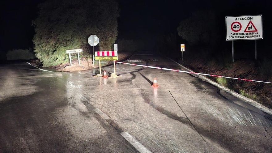 Carretera cortada CO 7207 de acceso a Tarajal