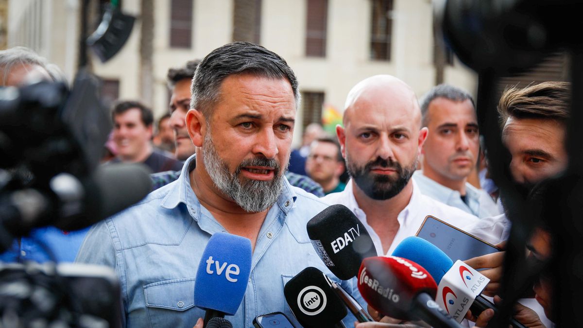 Archivo - El líder de Vox, Santiago Abascal, en una atención a medios.
