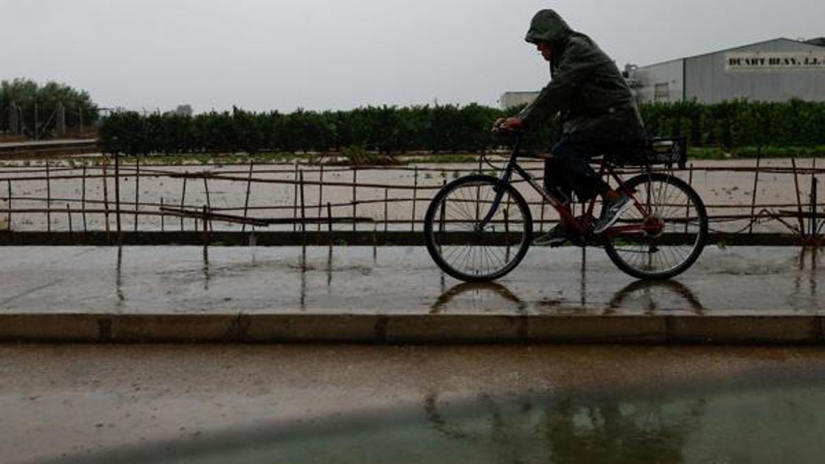 Un ciclista pedalea bajo la lluvia. EFE/ Kai Försterling