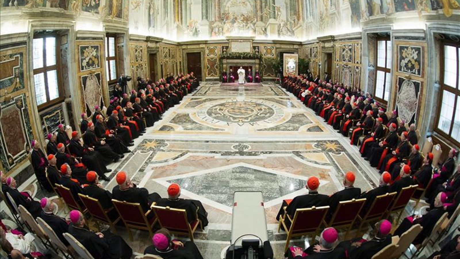 El papa se lanza contra la curia romana