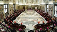 El papa preside una reunión en la Santa Sede