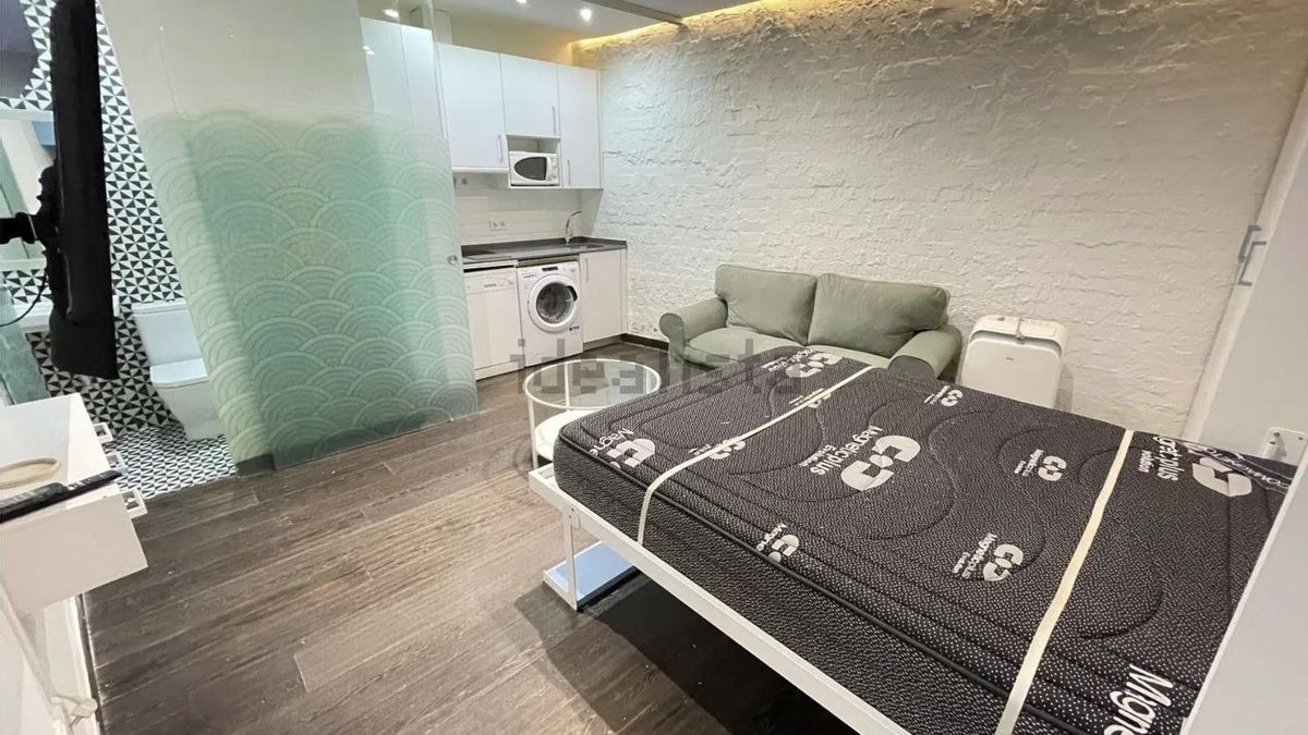 Y al fondo a la izquierda, la cocina (integrada a su vez en el salón-dormitorio).