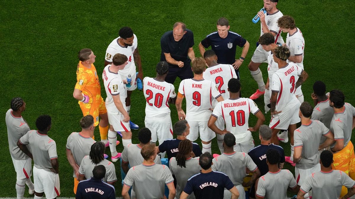 El entrenador de Inglaterra, Thomas Tuchel, da instrucciones a su equipo durante una pausa de hidratación en su partido contra Croacia.