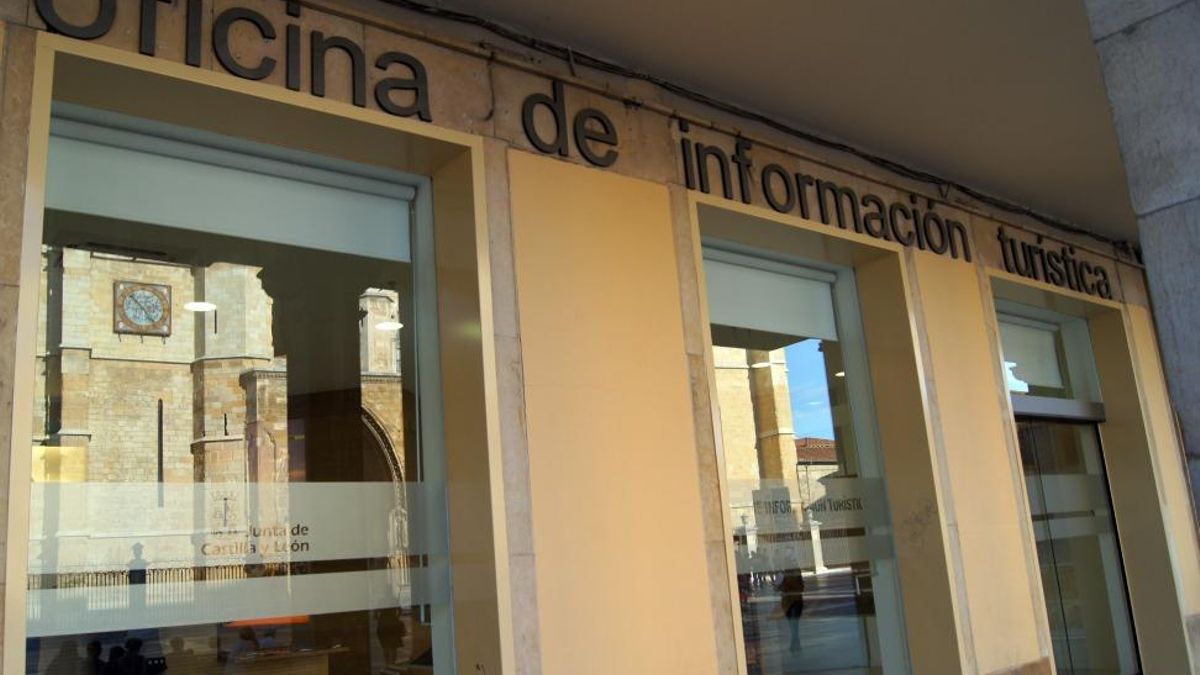 Imagen de la Oficina de Turismo de León, en la Plaza de la Catedral, que gestiona la Junta.