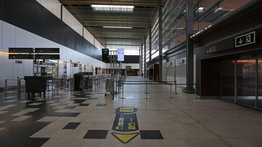 El aeropuerto de Gran Canaria, vacío una tarde de octubre