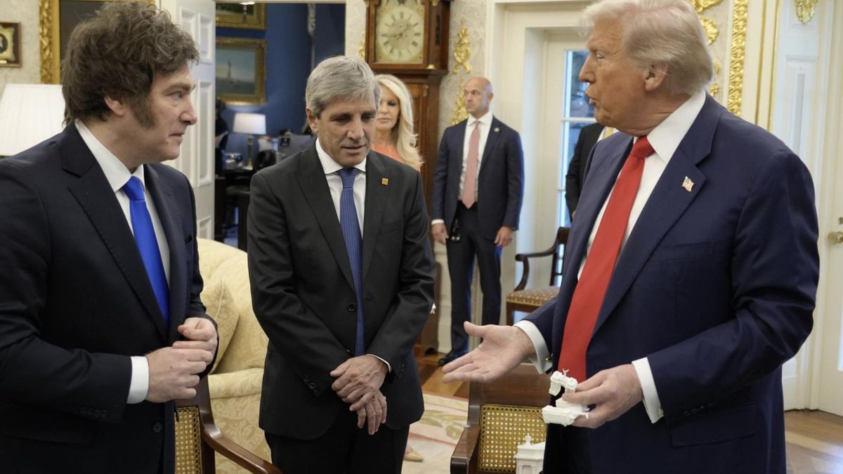 El ministro Caputo, ayer entre Milei y Trump, en el Salón Oval de la Casa Blanca.