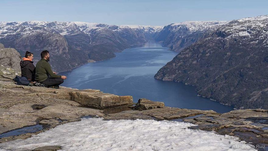 Sobre la plataforma del Preikestolen.