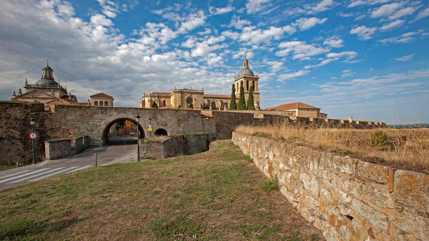 El pueblo de España con una catedral gótica y una muralla medieval que es perfecto para una escapada de un día