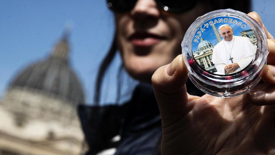 Estupor y pesar entre fieles y turistas en el Vaticano tras la muerte del papa