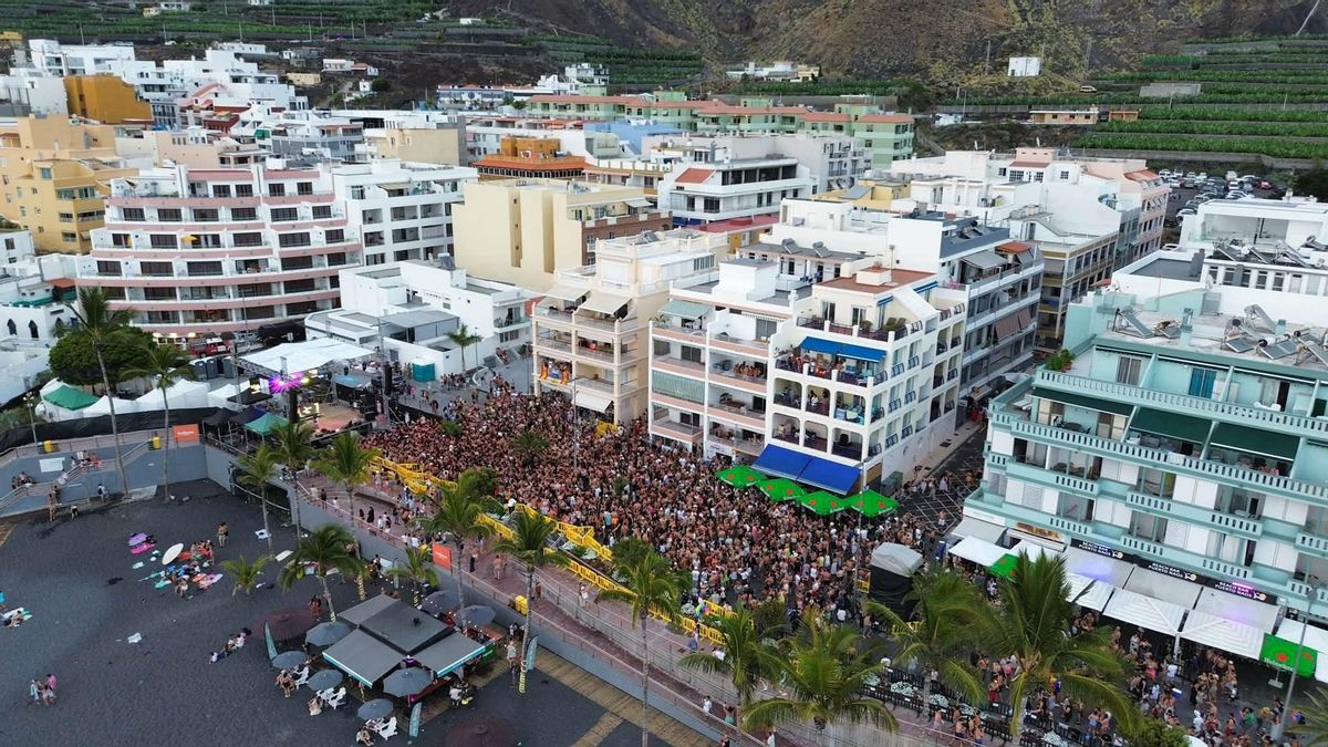 Una multitud ‘inunda’ Puerto Naos  en la Fiesta del Agua