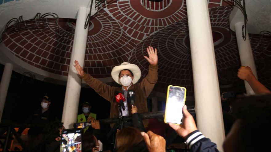 Castillo, aupado por el voto rural, mira al abismo que parte a Perú