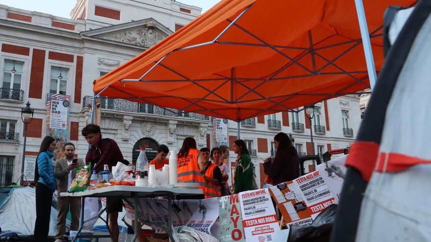 Decenas de tiendas instaladas a primera hora de este domingo en la Puerta del Sol.