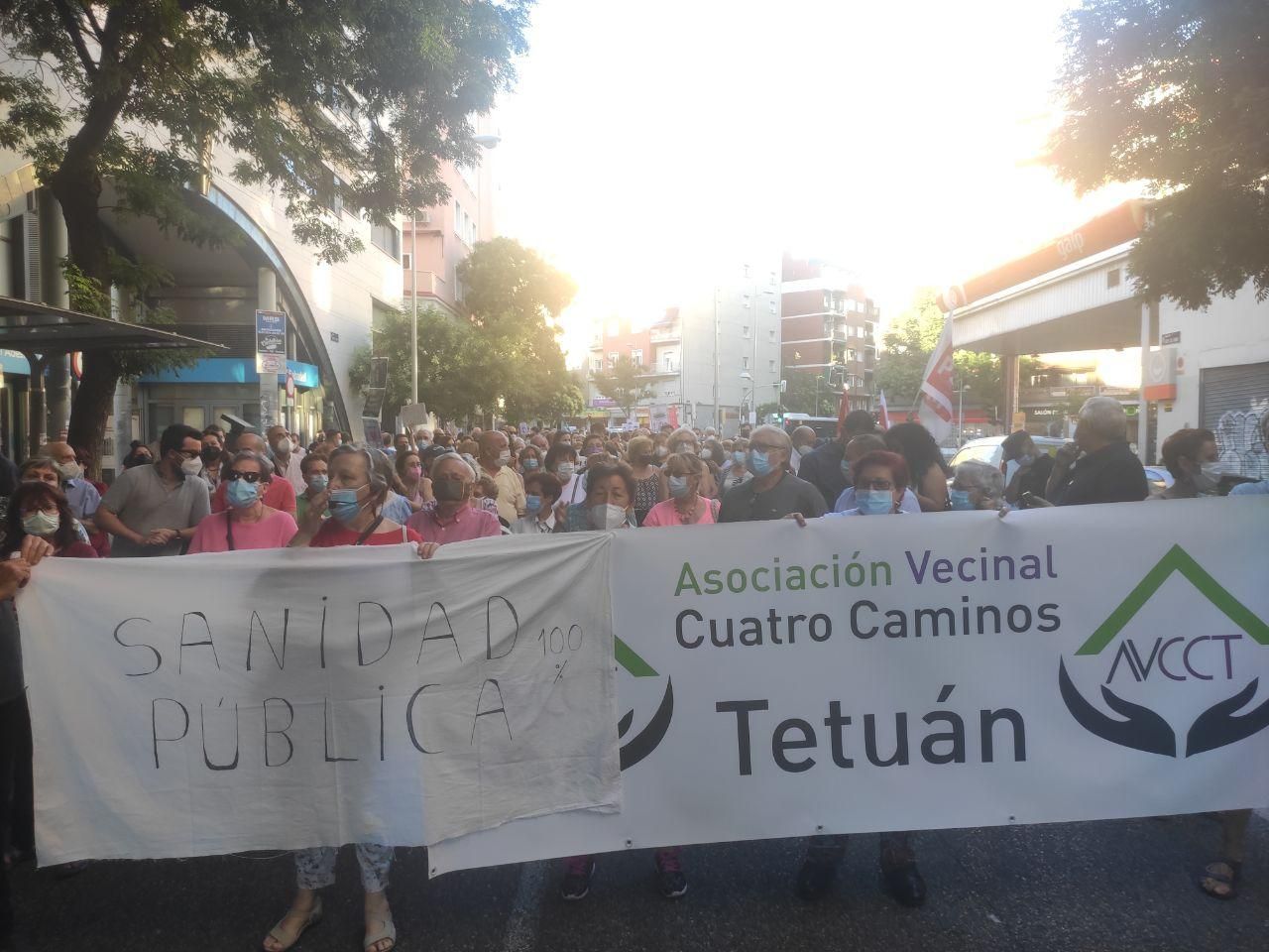 Pancarta de la Asociación Vecinal Cuatro Caminos-Tetuán