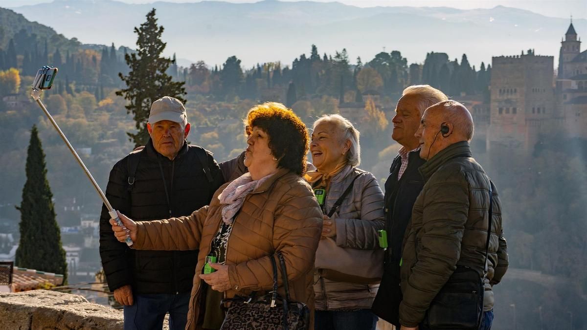 Un grupo de personas se hacen una fotografía.