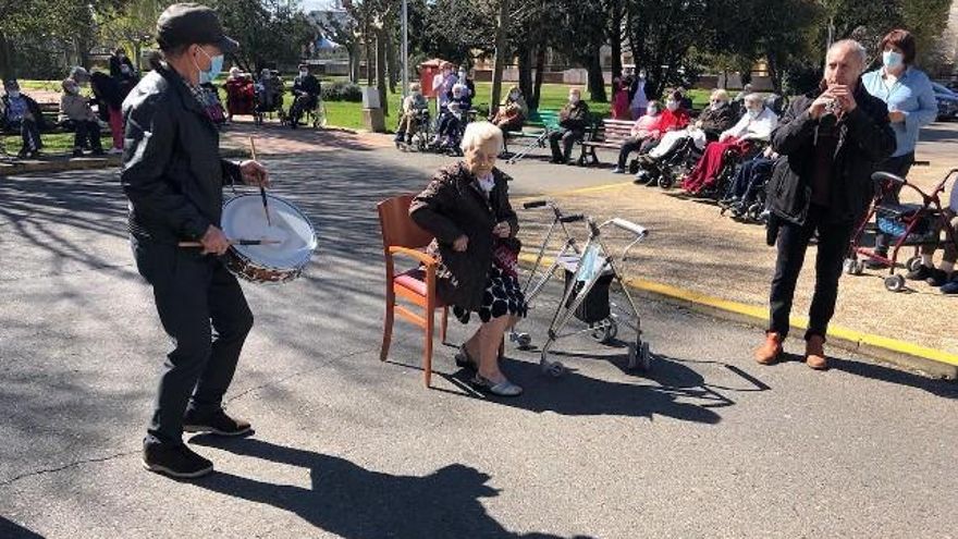 El grupo de dulzaineros 'Los Tolinches' pusieron música al 109 cumpleaños de Ángeles de la Fuente.