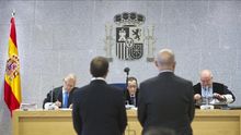 Los dos condenados, en una foto a lo largo del juicio por el chivatazo a ETA. /EFE