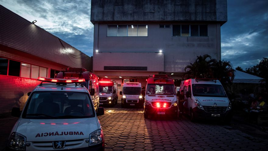 Varias ambulancias esperan el 4 de enero del 2021 afuera del Hospital João Lúcio, en Manaos (Brasil). EFE/ Raphael Alves