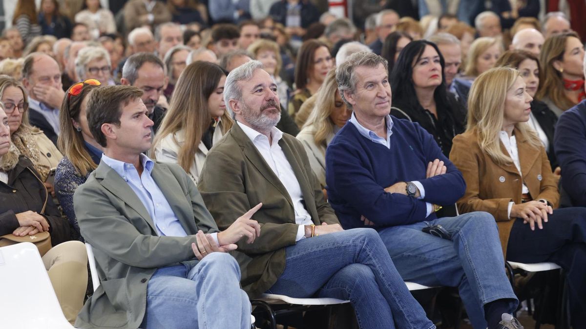 Alberto Núñez Feijóo, este sábado en Zaragoza entre el presidente aragonés, Jorge Azcón, y la diputada oscense Ana Alós.