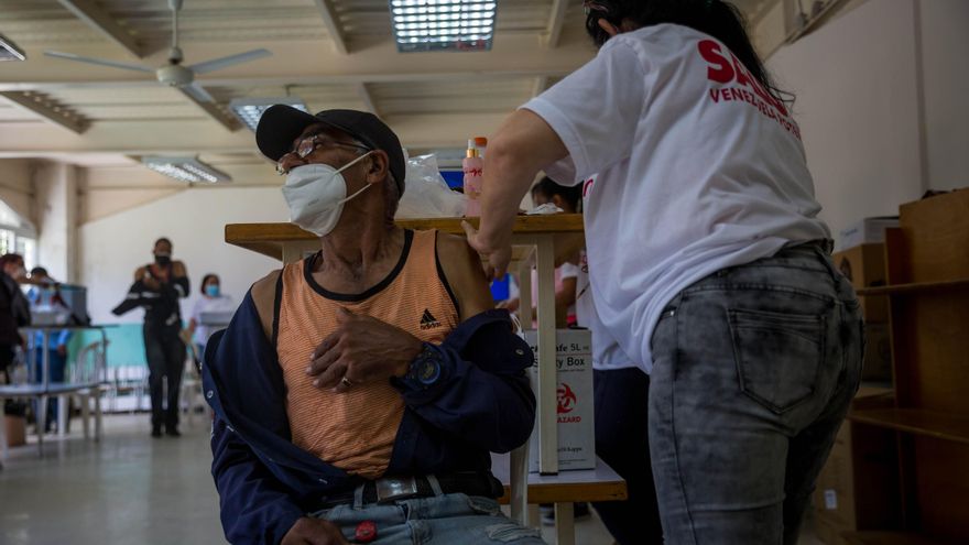 Un hombre es vacunado contra la covid-19, durante una jornada de inmunización en la que se ofreció la vacuna cubana en pruebas Abdala, el 30 de junio de 2021 en Caracas (Venezuela). EFE/MIGUEL GUTIÉRREZ/Archivo