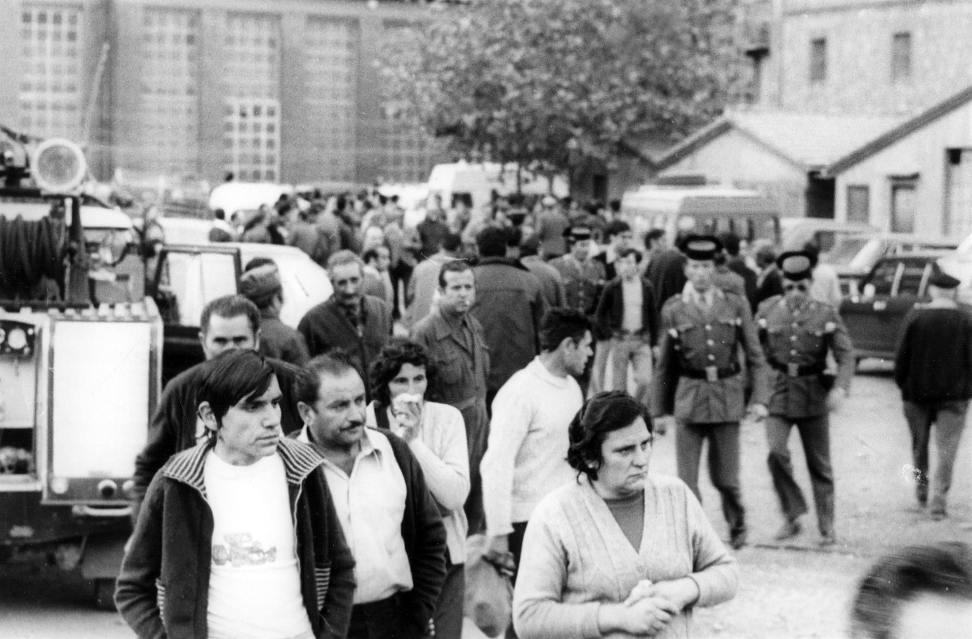 Familiares se acumulan a la salida de la mina de Carbones de Berga la mañana del 3 de noviembre de 1975
