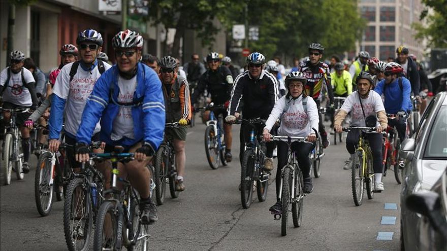 Sanitarios marchan en bicicleta contra la privatización de la sanidad madrileña