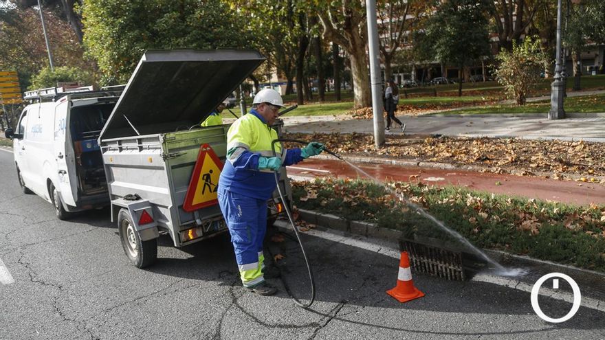 Limpieza de imbornales por parte de EMACSA