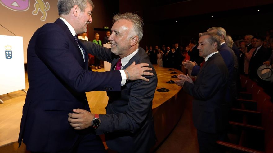 El expresidente del Gobierno de Canarias Angel Víctor Torres (d), felicita a Fernando Clavijo (i) tras su toma de posesión del cargo este viernes en Las Palmas de Gran Canaria