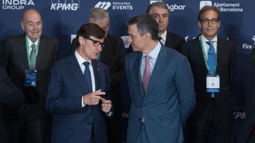 El presidente del gobierno, Pedro Sánchez, y el presidente de la Generalitat de Catalunya, Salvador Illa, durante la 40 Reunió Cercle d'Economia, en el Palau de Congresos de Cataluña.