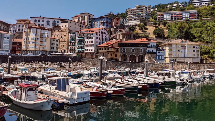 Piscinas naturales, gastronomía y un casco histórico declarado Conjunto Monumental en esta villa marinera de Euskadi