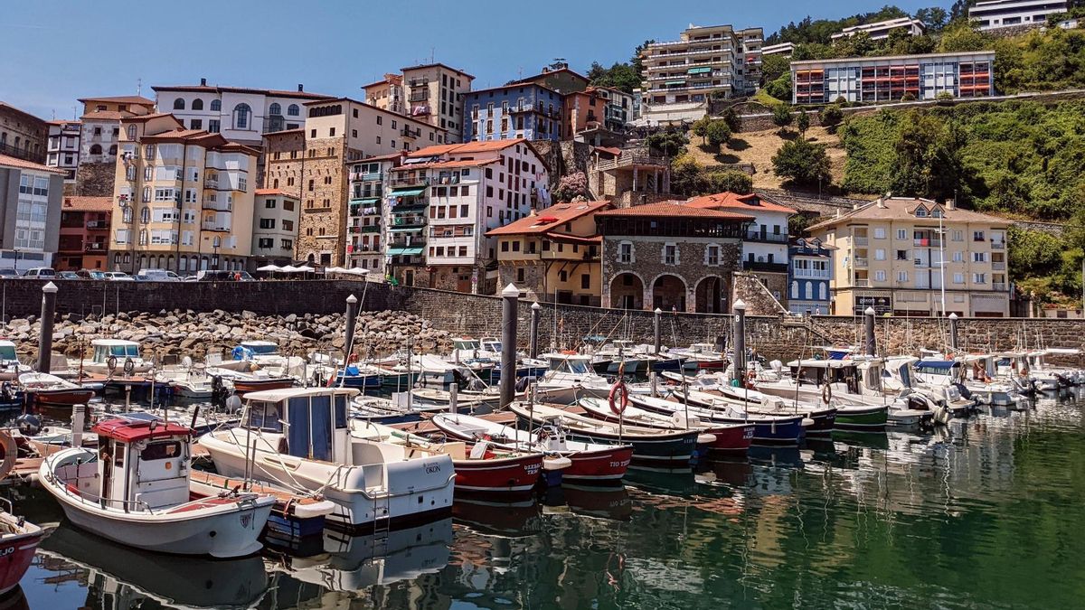 Piscinas naturales, gastronomía y un casco histórico declarado Conjunto Monumental en esta villa marinera de Euskadi