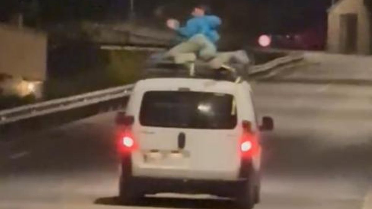 Investigan en Albarracín a un conductor por circular con un pasajero sobre el techo de una furgoneta